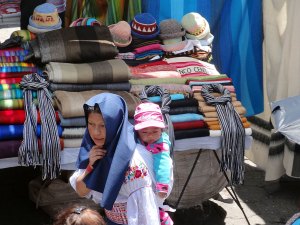 Otavalo-Market-Mother-and-Child